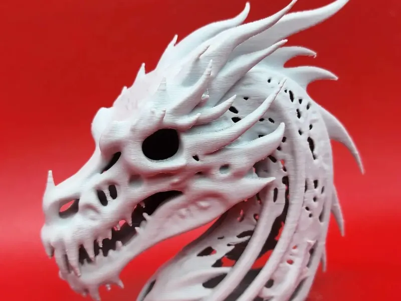 Scultura di testa di drago scheletrico