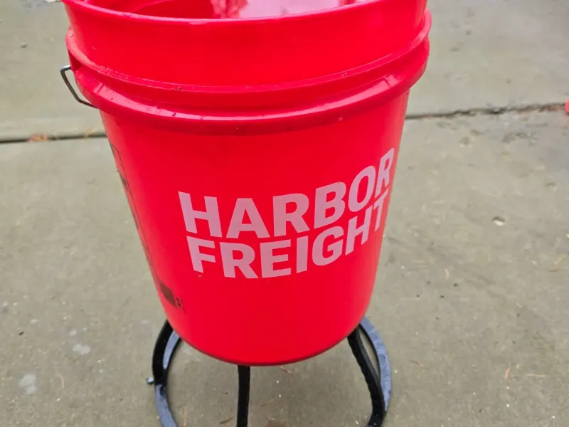 Soporte para cubo Harbor Freight de 5 galones - agua para gallinas