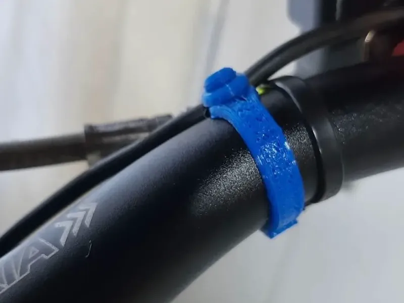 Brida para cables del manillar