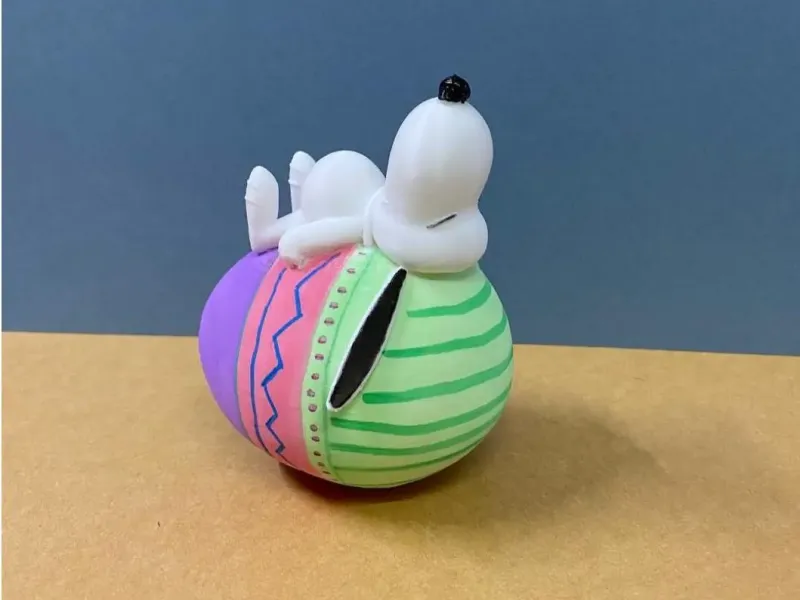 Snoopy on an Easter egg