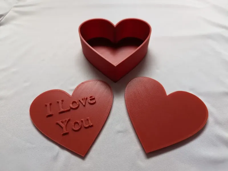 Scatola a forma di cuore con I Love You e coperchio vuoto