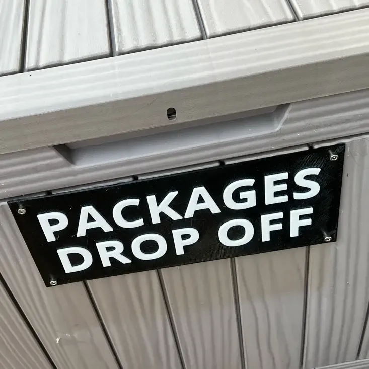Schild für Paketablage auf der Veranda