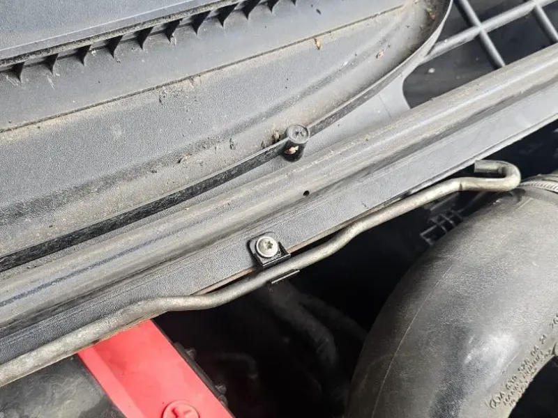 Mercedes Vito Bonnet Support Clip