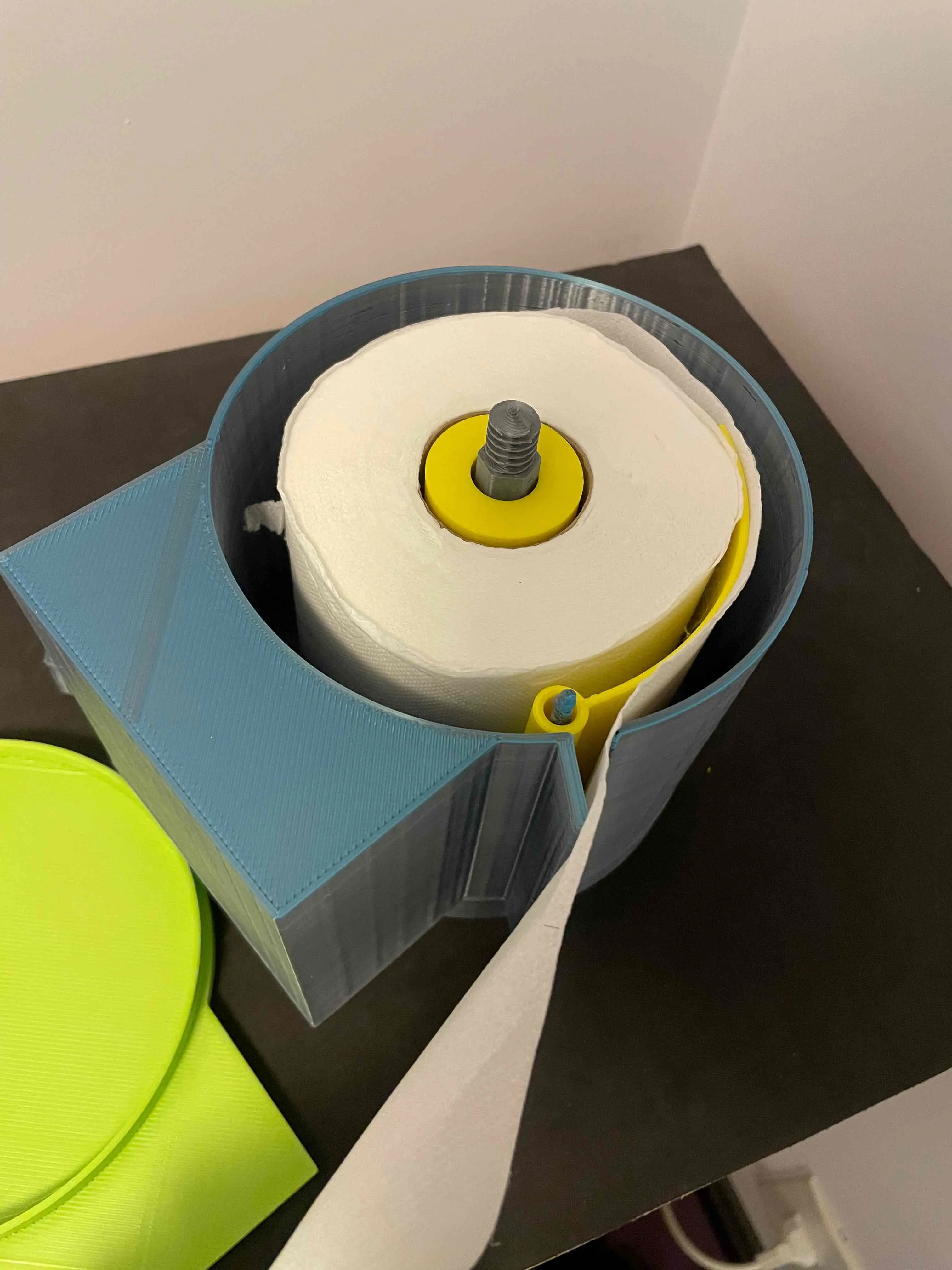 Tissue paper dispenser with lever