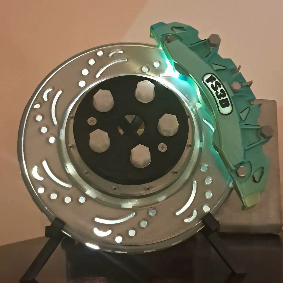 Lampada su disco freno auto.