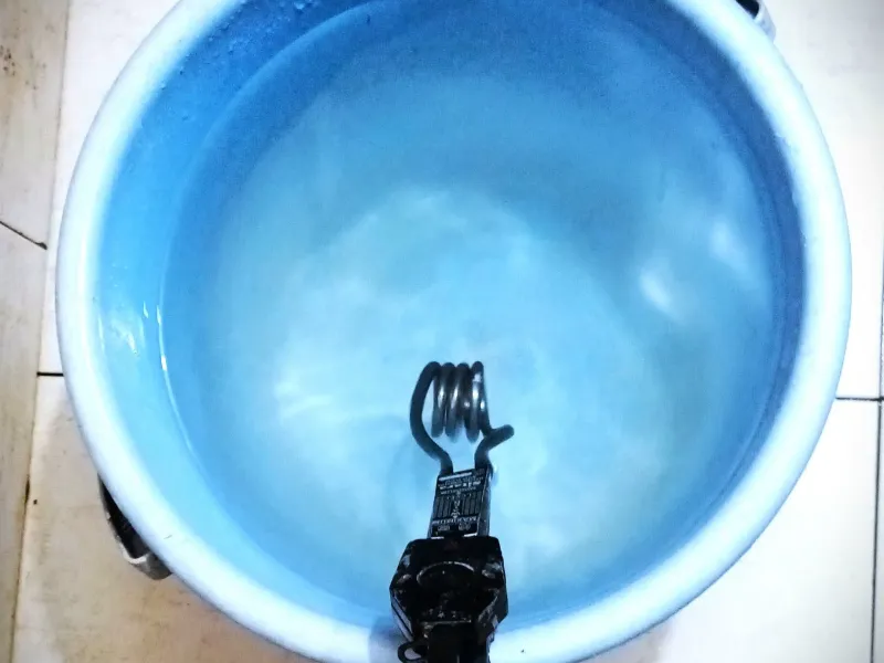 Heating rod holder for all buckets