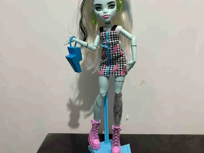 MONSTER HIGH FRANKIE STAND