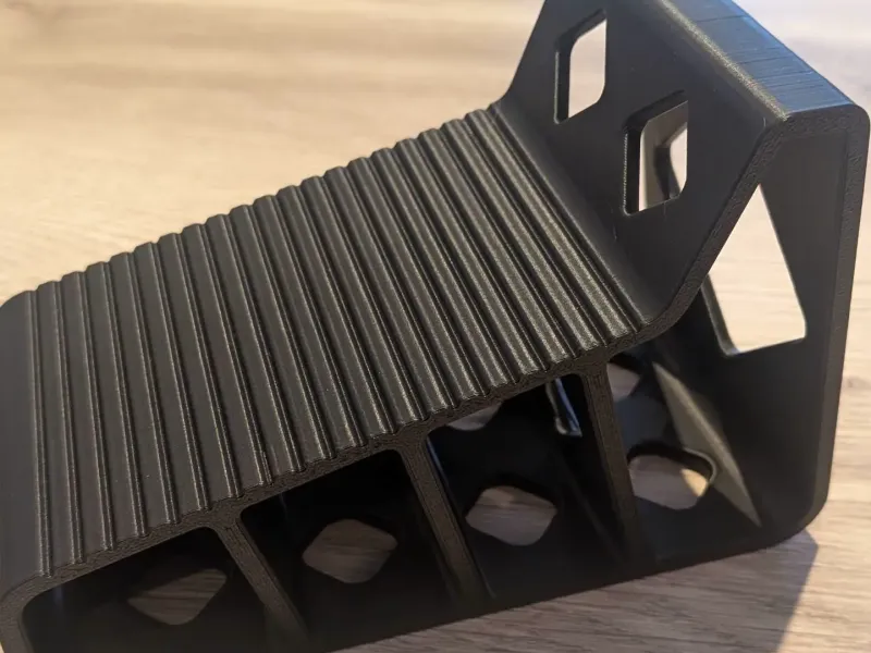 Minimalist laptop stand