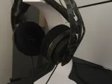 Headphone stand-1