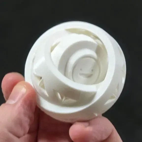 Anillos atrapados con cortes prismáticos hacia el núcleo