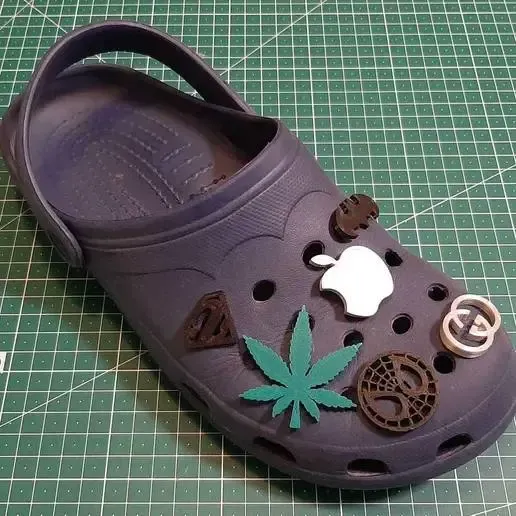 Crocs logoları ve sembolleri, jibbitz, tılsımlar, rozetler