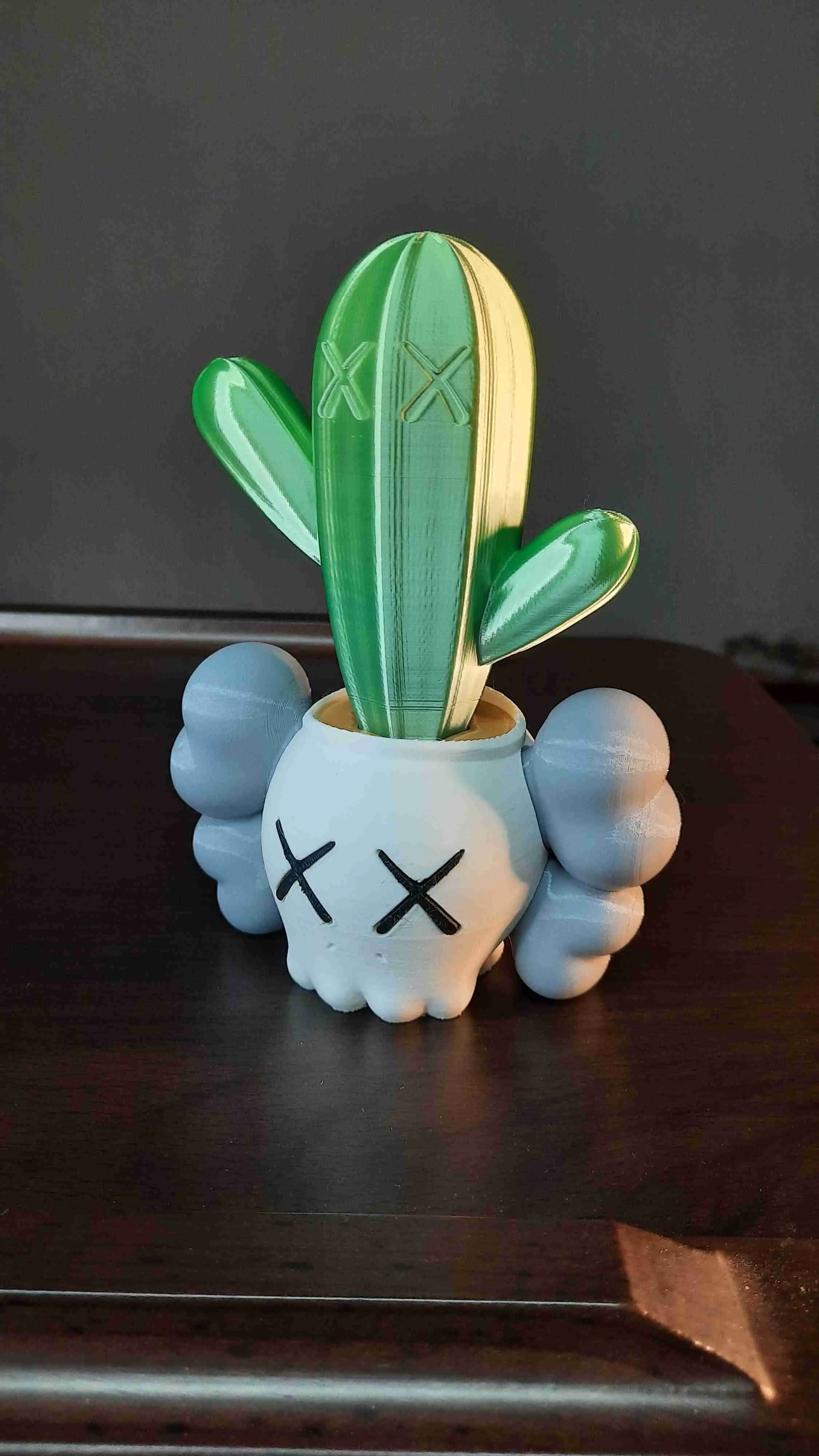 KAWS PFLANZGEFÄSS MIT KAKTUS (NACH FARBEN GETRENNT)