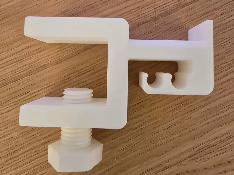 Soporte para auriculares con guía de cables