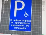 Schild für den Behindertenparkplatz-4