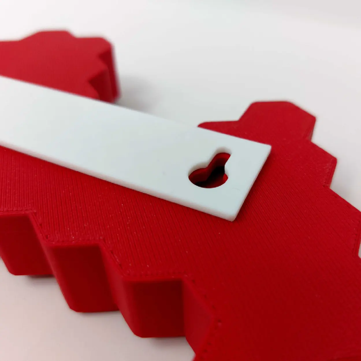 WALL-MOUNTED HONEYCOMB KEY ORGANIZER WITH STYLISH KEYCHAIN