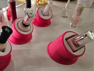NAIL POLISH HOLDER