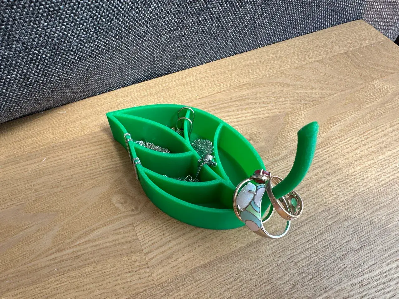 Leaf jewelry holder