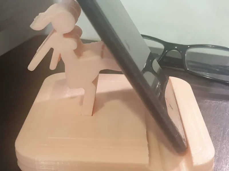 Kız Tekmeleme Dövüş Sanatı Telefon Standı