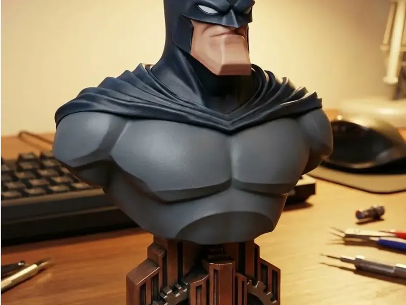 Busto estilizado de Batman | Ciudad de Gotham | Figura del Caballero Oscuro