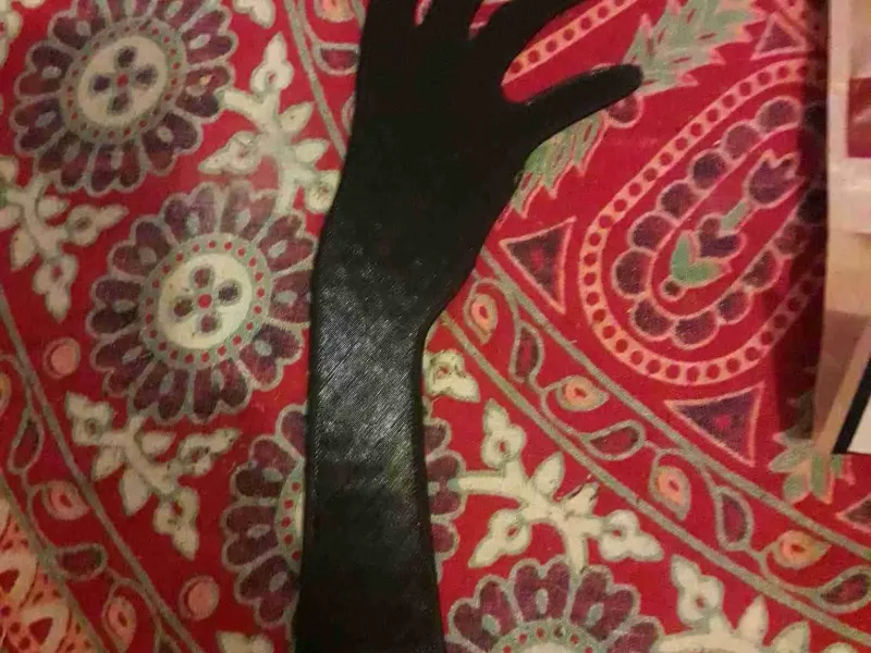 LES MAINS DES MORTS