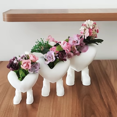 Joli pot de fleurs en forme de coeur
