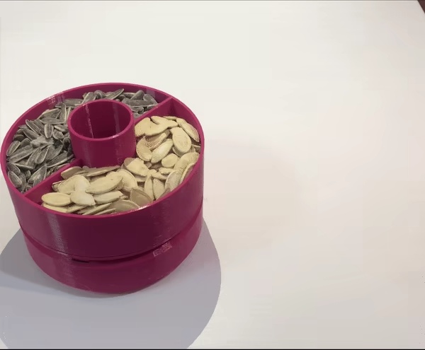 Nuts container with double bottom for shells