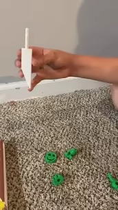 4つの異なるチャーム付きブックマーク。（コアラ、スマイル、ディノ、ゴースト）