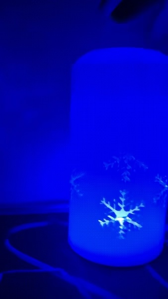 Luce notturna natalizia con proiezione di fiocchi di neve