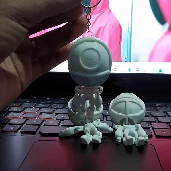 SQUID GAME FLEXI TOY PLUS KEYRING-3