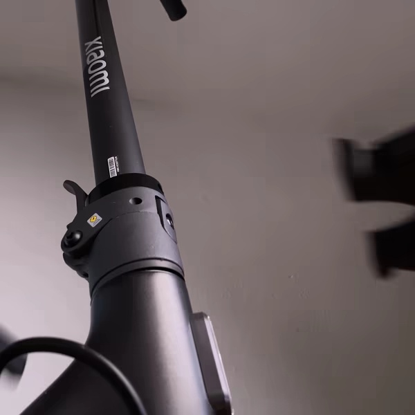 VERTICAL SCOOTER SUPPORT WITHOUT SCREWS