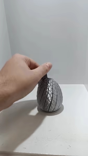 uovo di drago fidget attorcigliato
