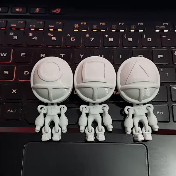 SQUID GAME FLEXI TOY PLUS KEYRING-0