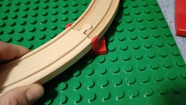 Bewegliches Holzbahn-Verbindungsstück