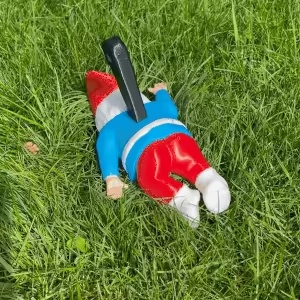 GNOMO ASESINADO CON FIGURITA DE CUCHILLO - EASY PRINT-0