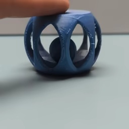 لعبة الكرة المتدحرجة للقطط
