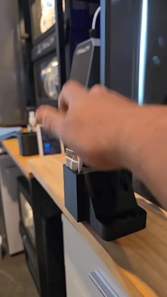 Handheld vacuum holder for filament Bags