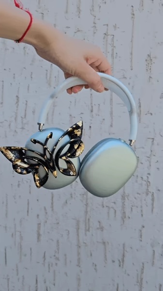 Attaches Butterfly Airpods Max
