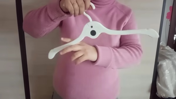 Clothes hanger-1