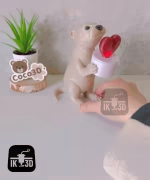 ハートを抱えたカワウソのキャンドルホルダー / 複数パーツ & マルチカラー