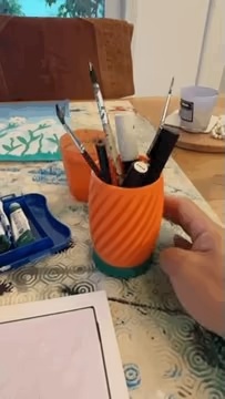 حامل أقلام دوار