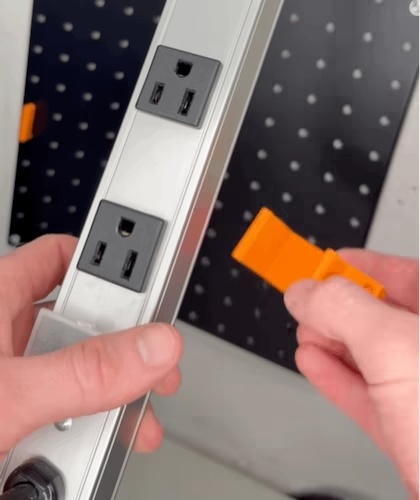 ペグボード用電源タップハンガー