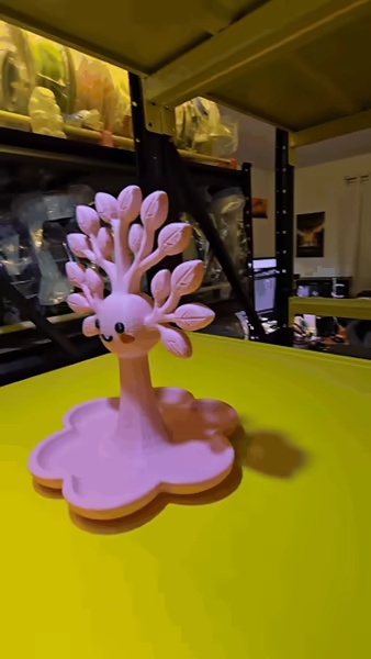 Schattige axolotl-boom sieradenstandaard display.