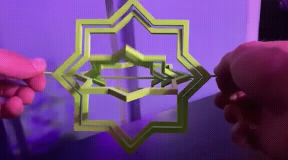 Decoração de brinquedos com estrelas de Natal na árvore de Natal