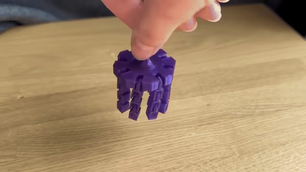 Flexi spinning top