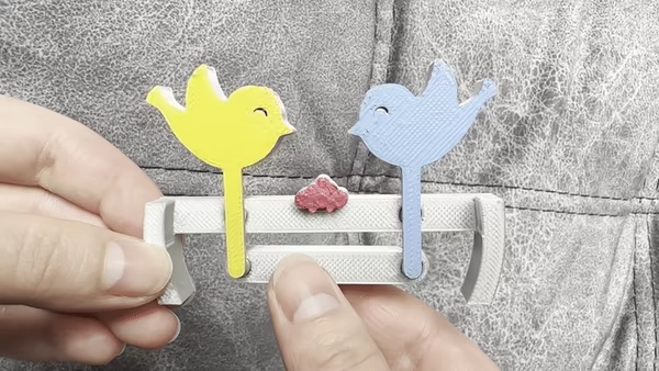Les oiseaux picorent le jouet en grains