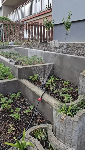 Aspersor de jardín con control de flujo