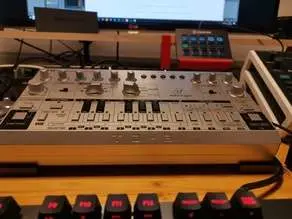 Behringer TD-3 stand 2