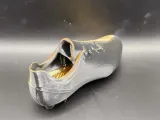 Chuteira de futebol - modelo sólido-4