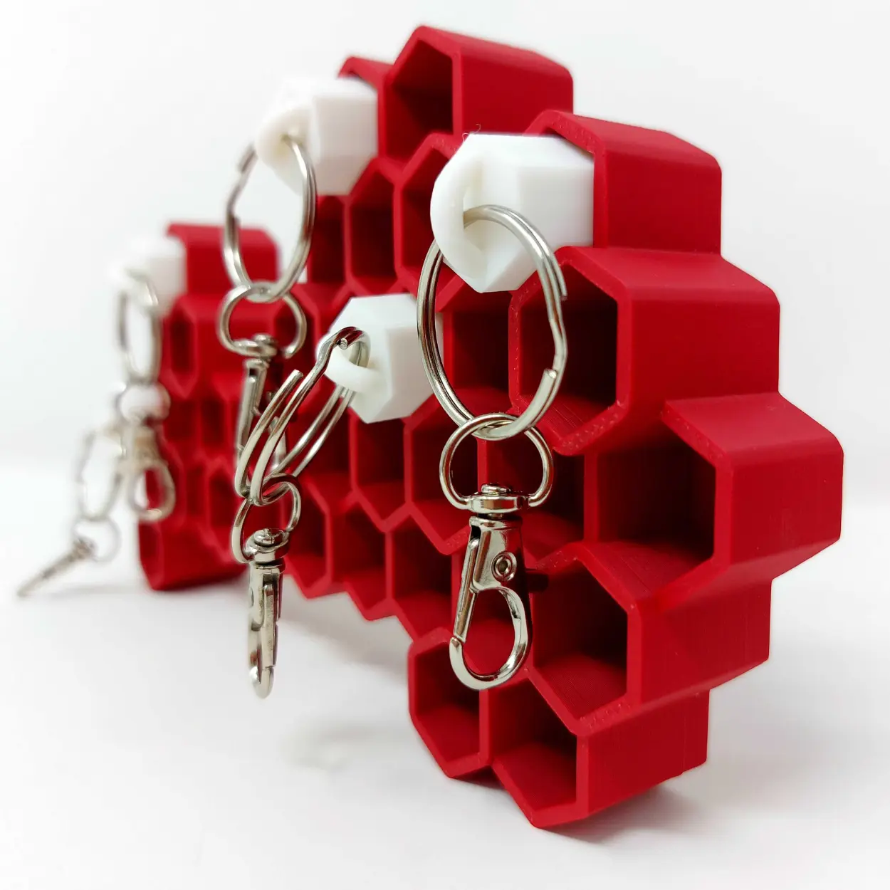 WALL-MOUNTED HONEYCOMB KEY ORGANIZER WITH STYLISH KEYCHAIN