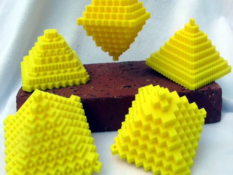 Piramide realizate din cuburi 